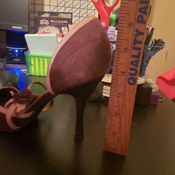 BCBG Brown and Pink Heels with cute floral adornment - Picture 7 of 8